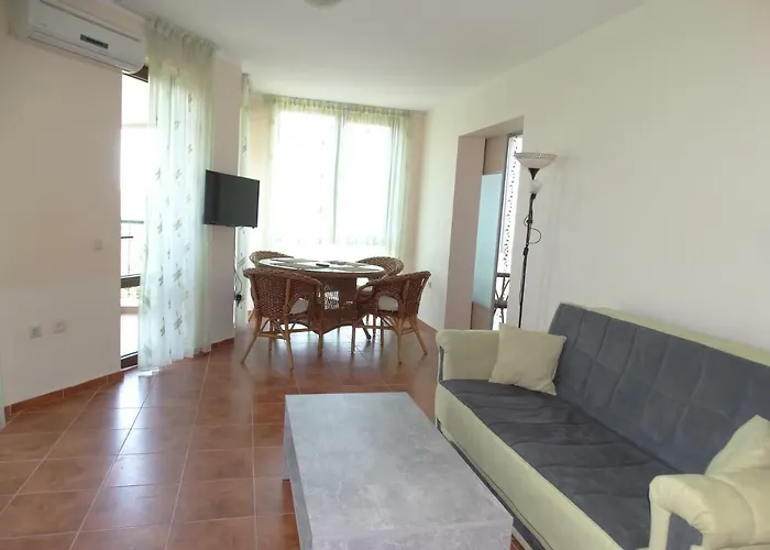 Chateau Del Marina Complex 아파트호텔 네세부르